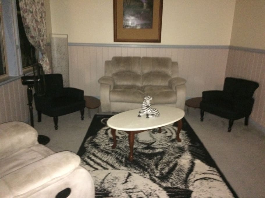 LOUNGE ROOM