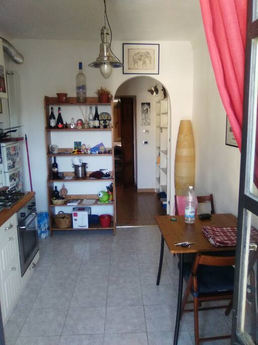 Ingresso, cucina abitabile.