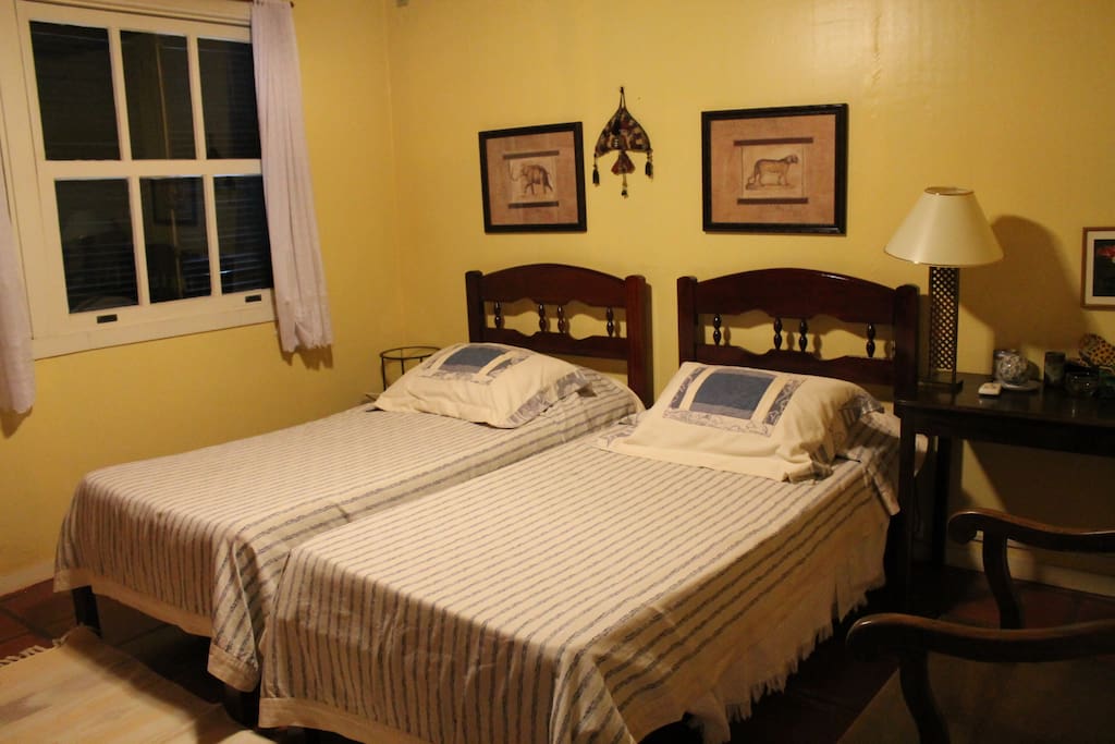 Quarto com duas camas de solteiro.