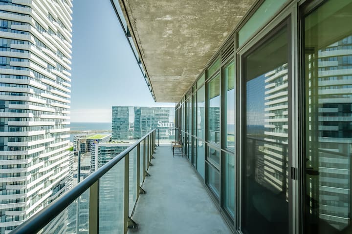 3BRDM Waterfront Condo – 6ppl + Free Parking