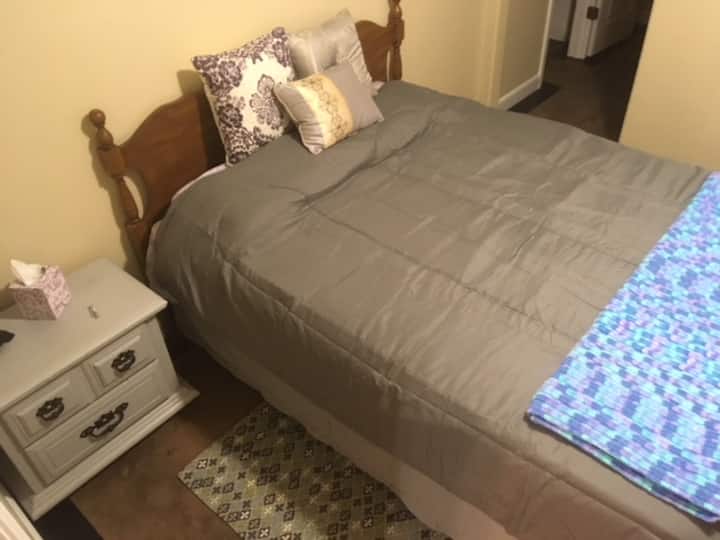 Svjetiljka na noćnom ormariću s bračnim krevetom


Dodatne plahte i deke
Osobni umivaonik 
dijeli Jack i Jill kupaonicu
Prilagođena komoda
Ormar s vješalicama 
Privatni ulaz na stražnji trijem