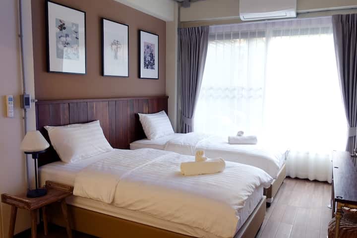 Ადაპტირებული პირველი სართულის საძინებელი.
Შშმ პირთა ეტლი სრულად ადაპტირებულია და კარგად მოფიქრებულად განკუთვნილია ხანდაზმული სტუმრებისთვის. Ხელმისაწვდომია ცალკე სააბაზანო ადაპტირებული მოწყობილობებით, რომ უზრუნველყოთ უსაფრთხო და კომფორტული სტუმრობა.