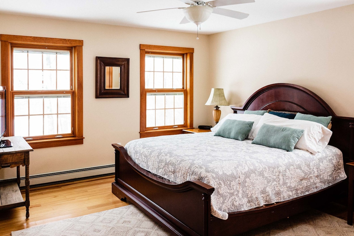 חדר שינה ראשי בקומה הראשונה (קינג), עם חדר רחצה צמוד עם מקלחת ללא כניסה