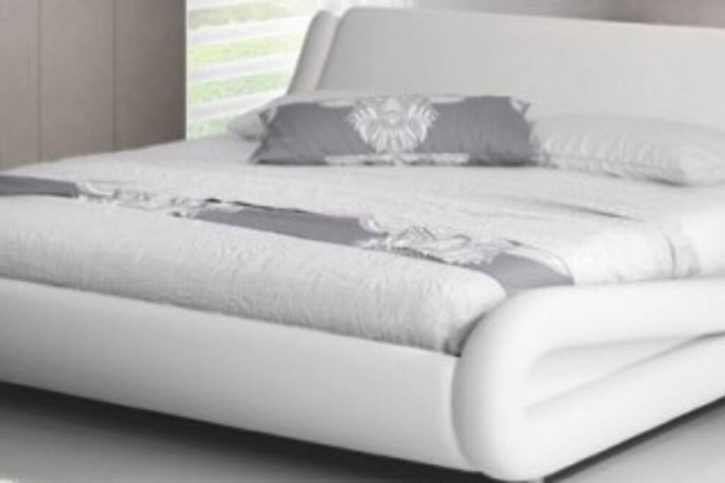 Design bed with soft and comfortable mattress, latest generation.
Cama de diseño con colchón suave y confortable, de última generación.