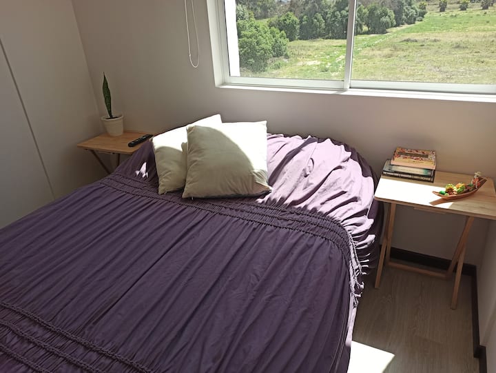 Secundaire slaapkamer met tweepersoonsbed