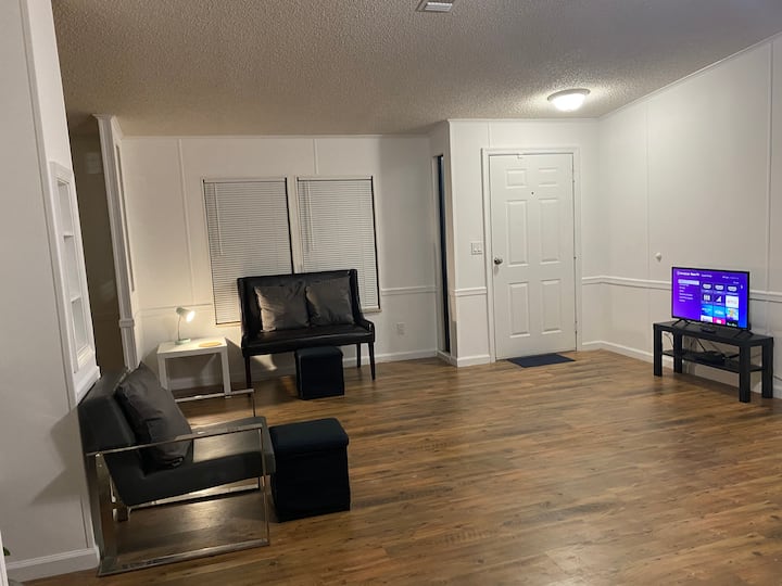 Spacious Mobile Home Fully Furnished. - Okeechobee, FL