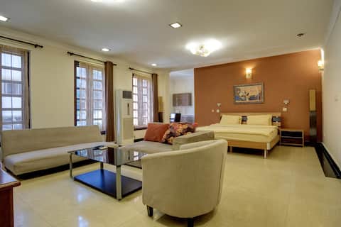 Airport Res. Area very Spacious & Comfy Suite