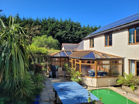 Luxury family home with hot tub, sauna and more!