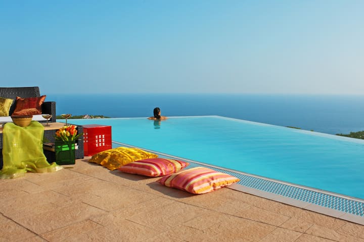 Villa Anais with Infinity-Pool Lloret de Mar