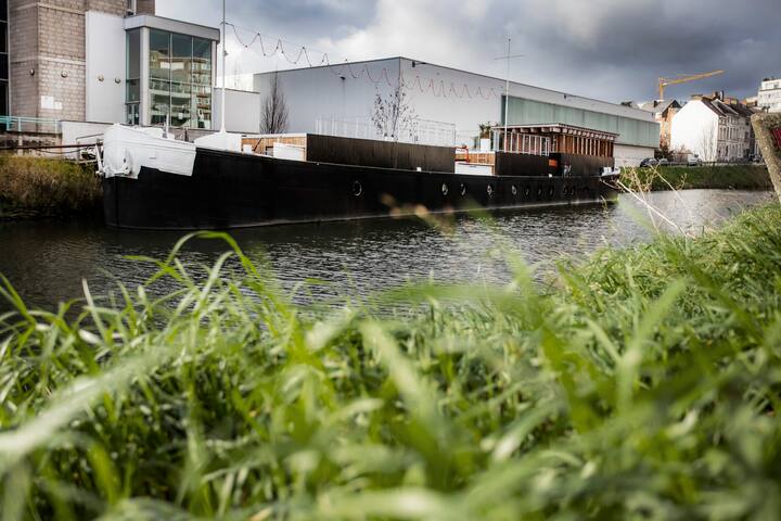 JunoBoat floating accommodation on the water gallery image 2