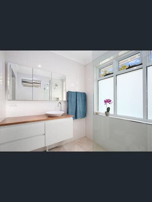 Ensuite to Main bedroom