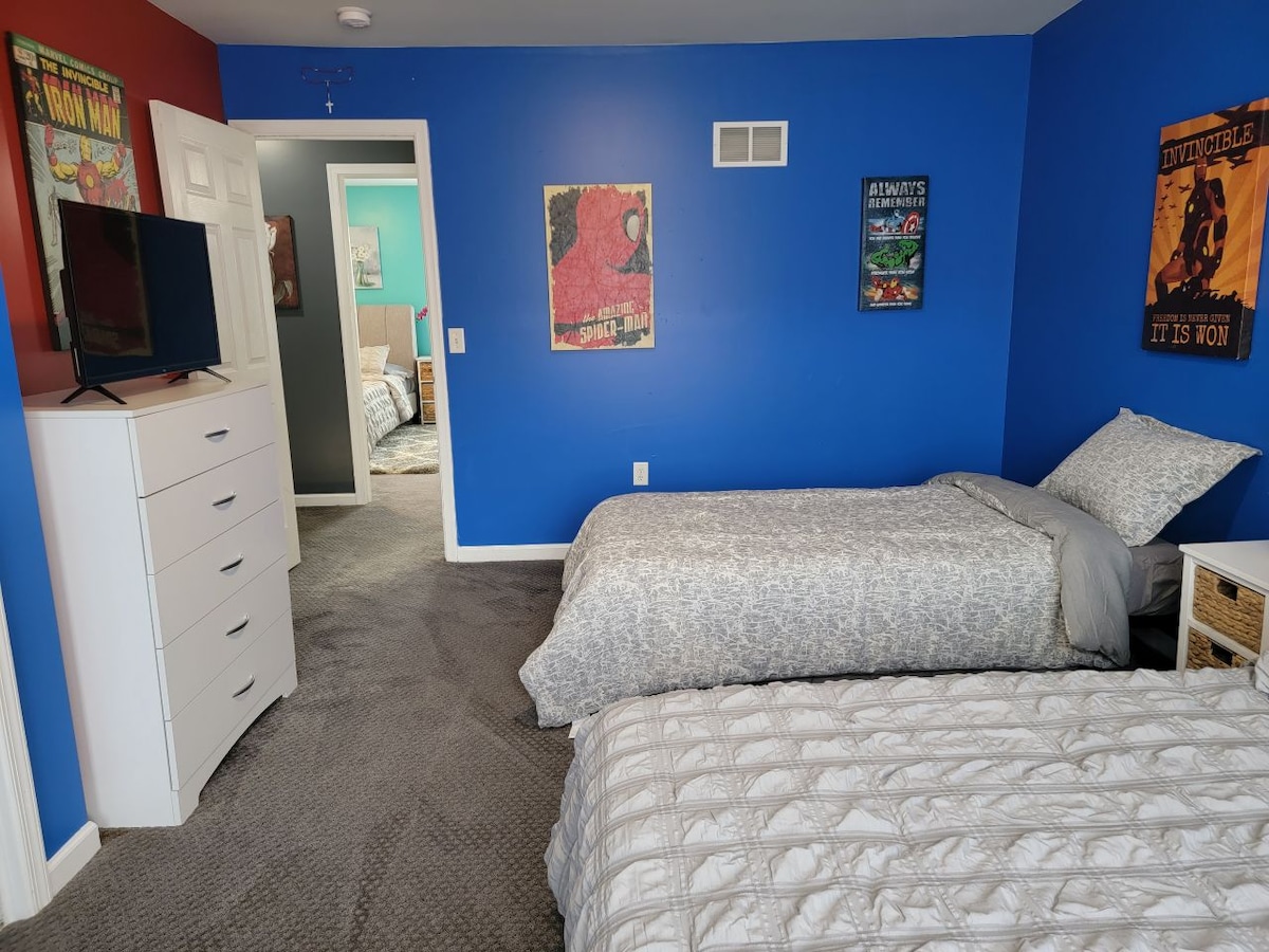 Dhoma e dytë e gjumit me krevat të plotë dhe një dyshe me dyshekë me shkumë memorie. 