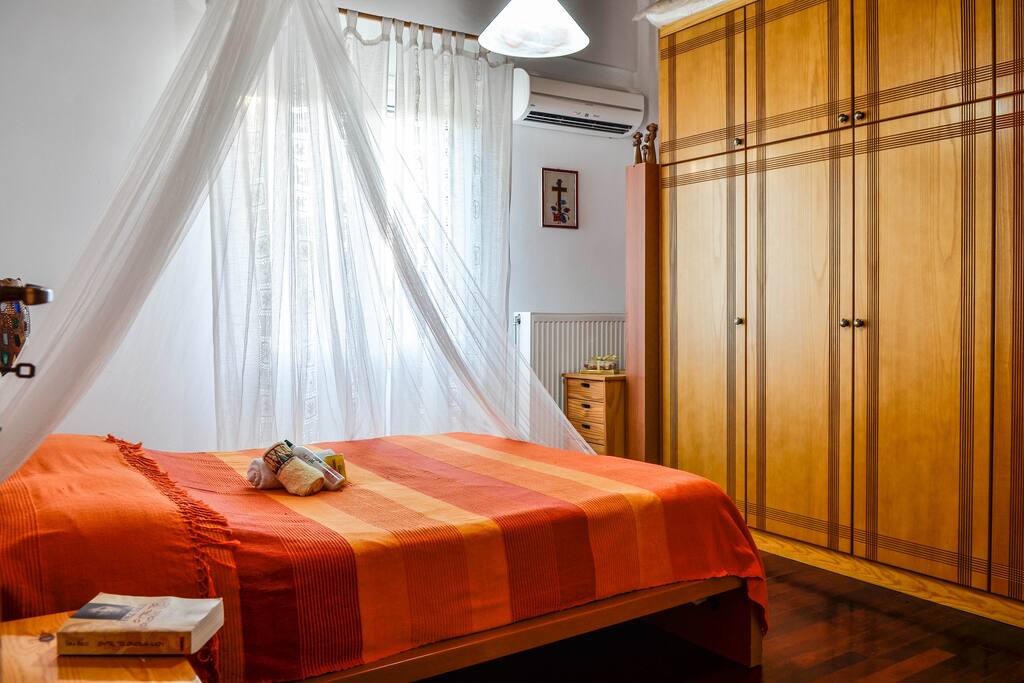 9. Master bedroom with double bed and air conditioning