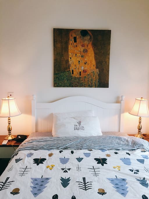 一号豪华大床房,含超大衣柜,台灯,书桌与洗手间Room no.1including queen size bed, large closet, desk lamps, table and bathroom.