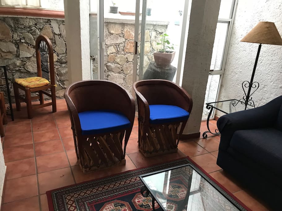 Area social con sillones y sofa