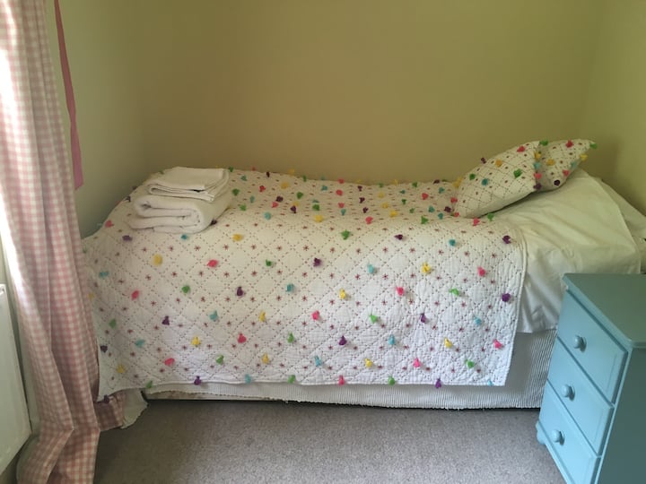 ห้องนอนเดี่ยวที่เล็กที่สุดพร้อมอ่างล้างหน้า