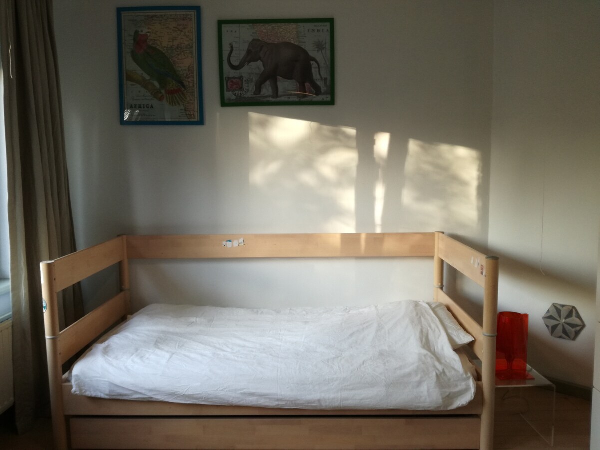 Bedroom first floor, streetside, bed 90x 200 cm