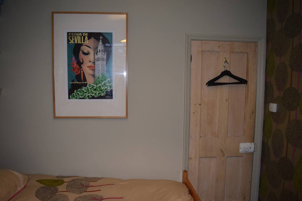 Cosy newly decorated room with single bed