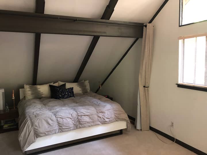 الكثير من الضوء الطبيعي في غرفة النوم الرئيسية والسرير الكبير