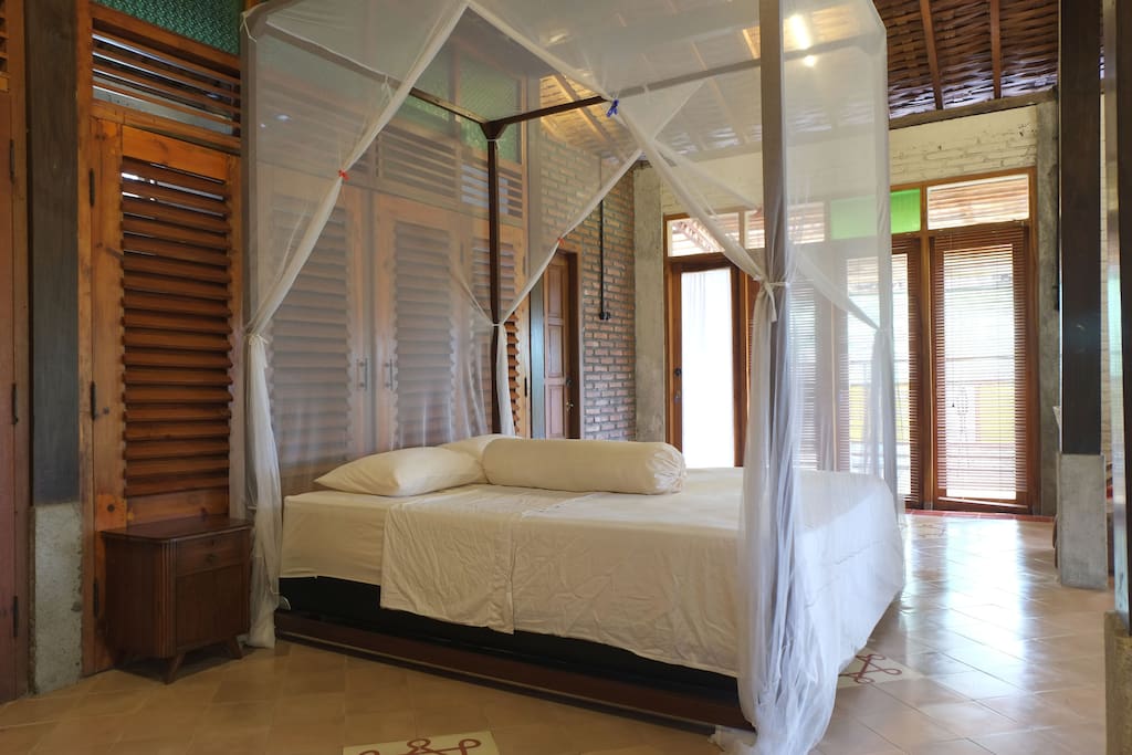 Main queen bed room