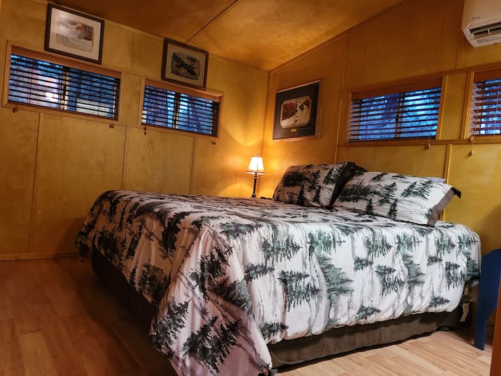 Cama tamaño king Themperpedic, con mantas y almohadas adicionales en el armario.