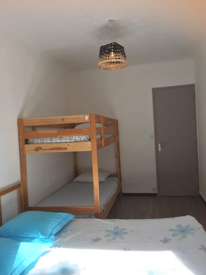 Chambre 2 avec un lit double et deux lits gigognes. Exposition est donnant sur jardinet.
