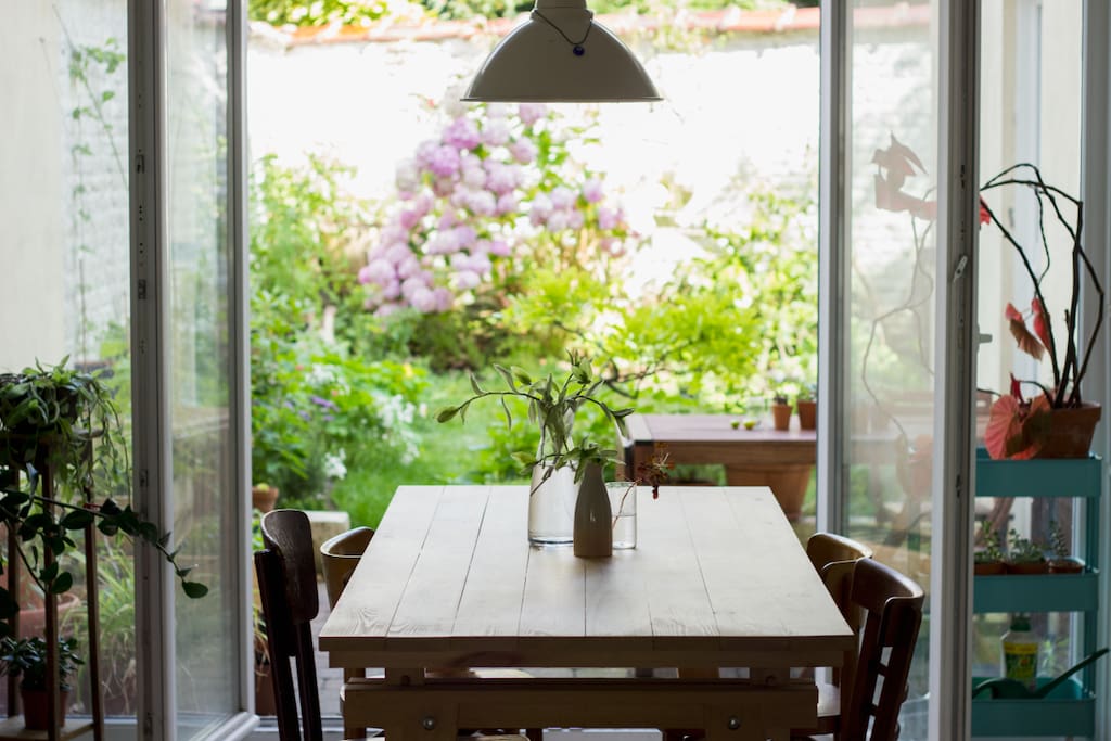 The dining room with view on the garden
