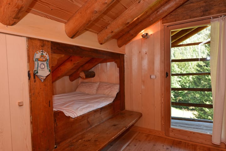 La stanza dell'alcova. È il letto originale Walser.