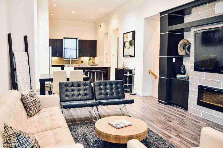 Modern Dallas Townhouse | Rooftop + Skyline Views gallery image 4