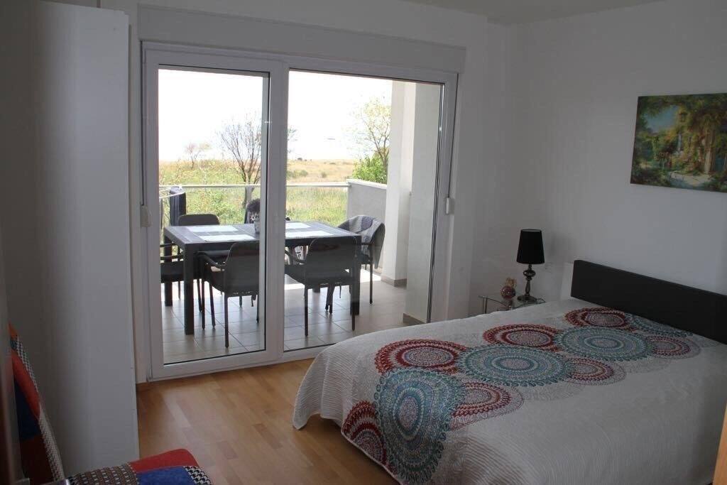 Schlafzimmer mit Doppelbett und Meerblick