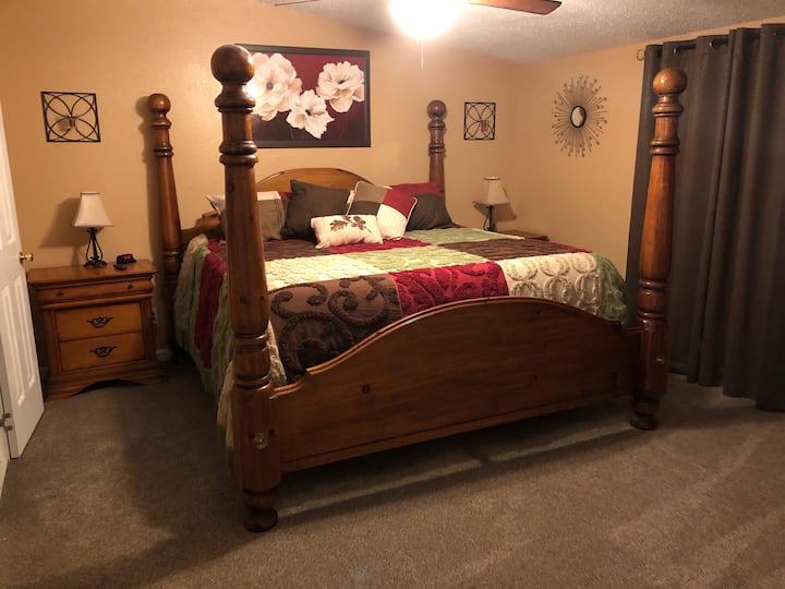 Dormitorio principal con cama tamaño king.
