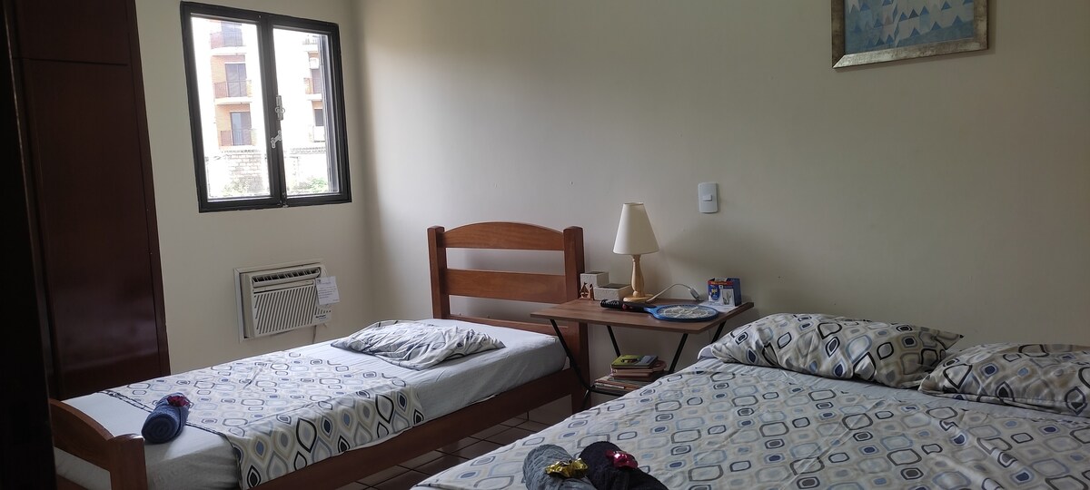 ห้องนอนเรียบง่าย: เตียงเดี่ยวและเตียงคู่ เครื่องปรับอากาศ ตู้เสื้อผ้าในตัว โต๊ะข้างเตียงและกระจก! บรรยากาศโปร่งสบายและกว้างขวาง 