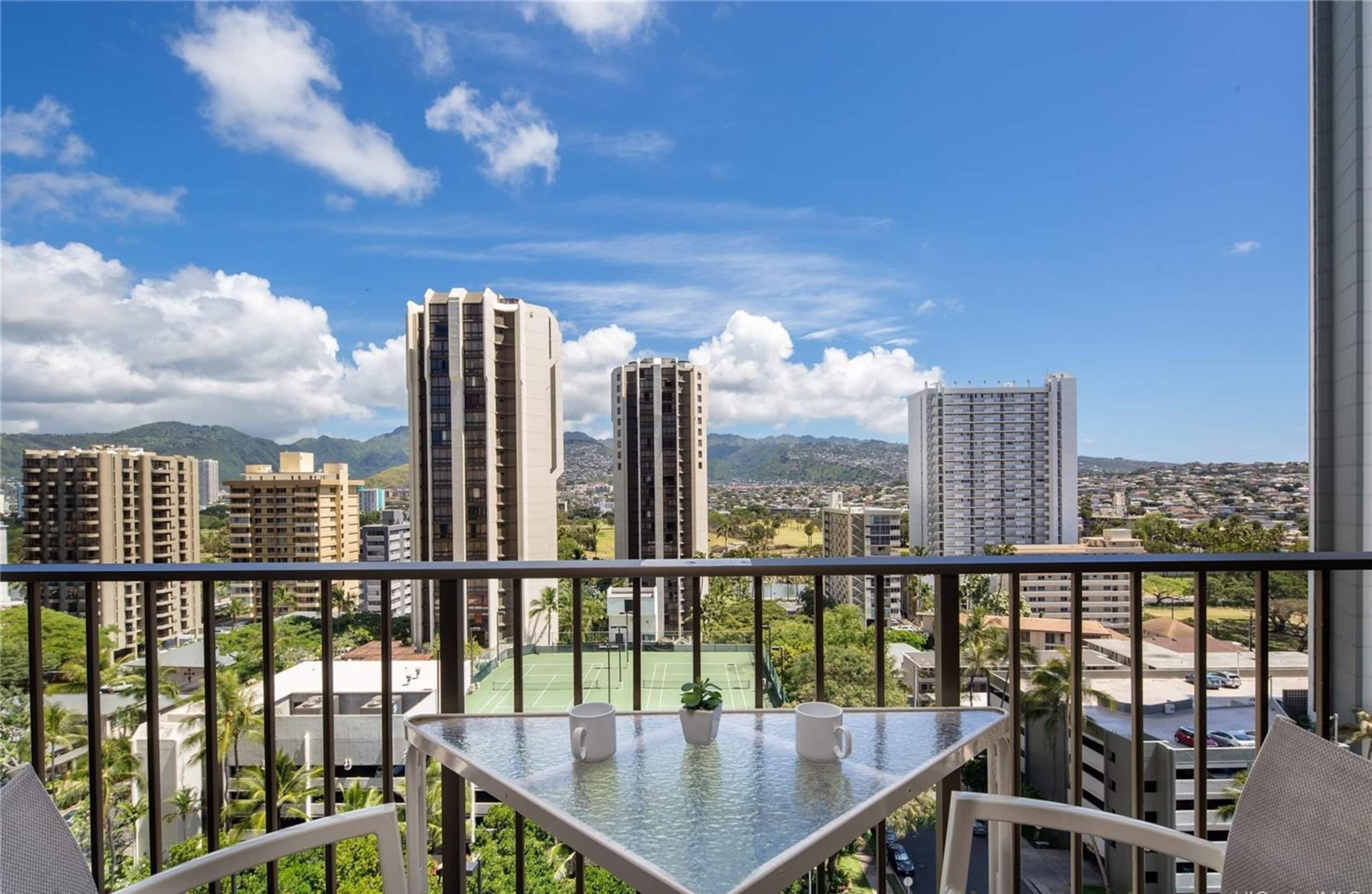 Condo in Honolulu · ★4.53 · 1 bedroom · 3 beds · 1 shared bath - Image 7