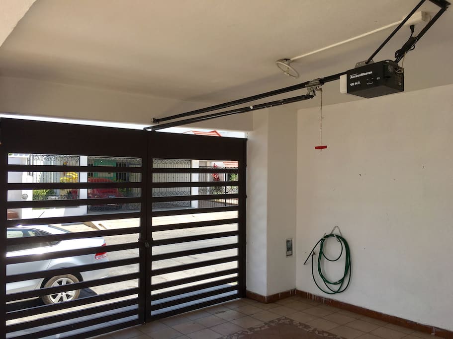 Cochera Techada y Portón Eléctrico