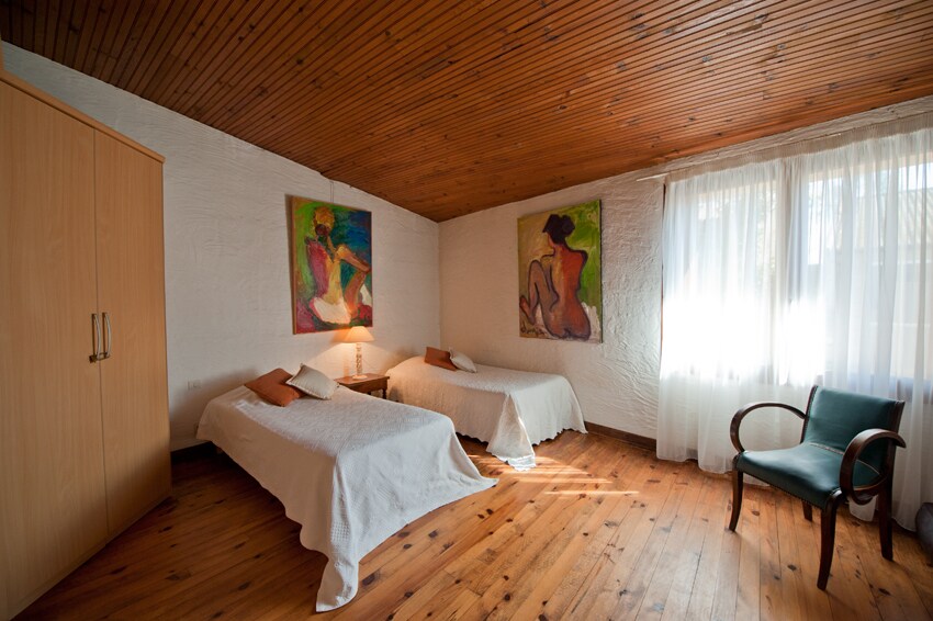 غرفة    نوم بسريرين