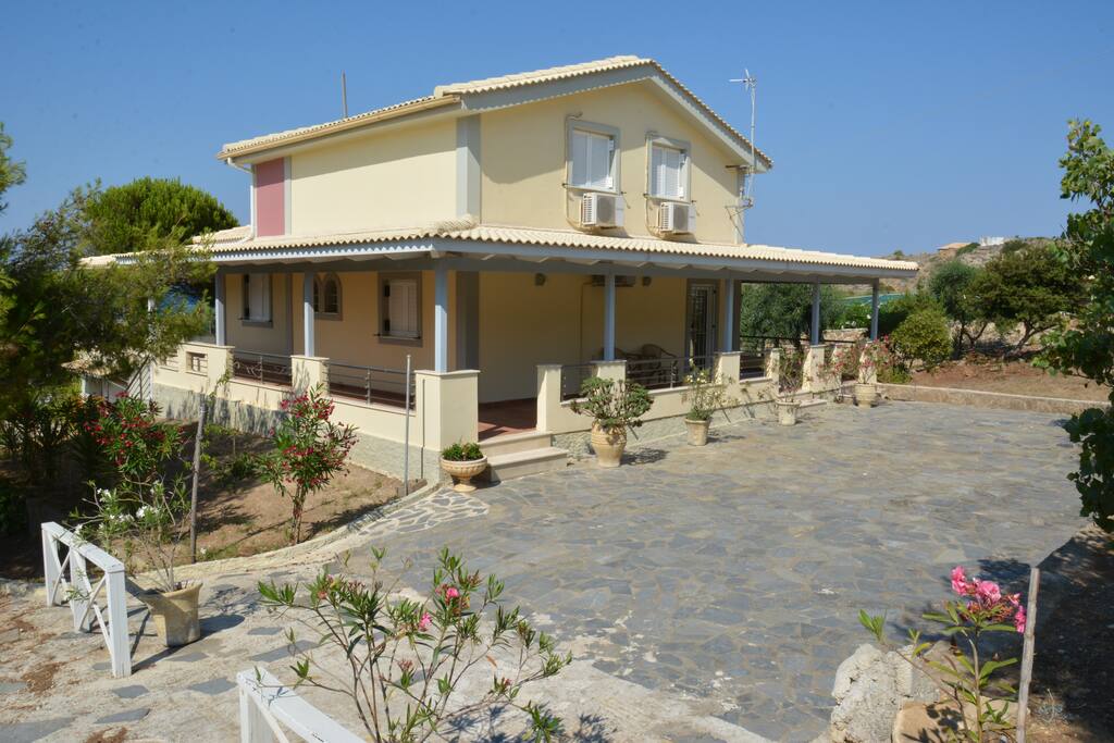 Η βίλα από την βορειοδυτική πλευρά της με άνετο ιδιωτικό πάρκινγκ.