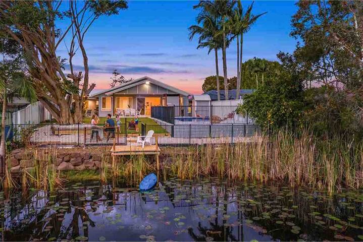 Beachside, waterfront home with a pool and SAUNA gallery image 2