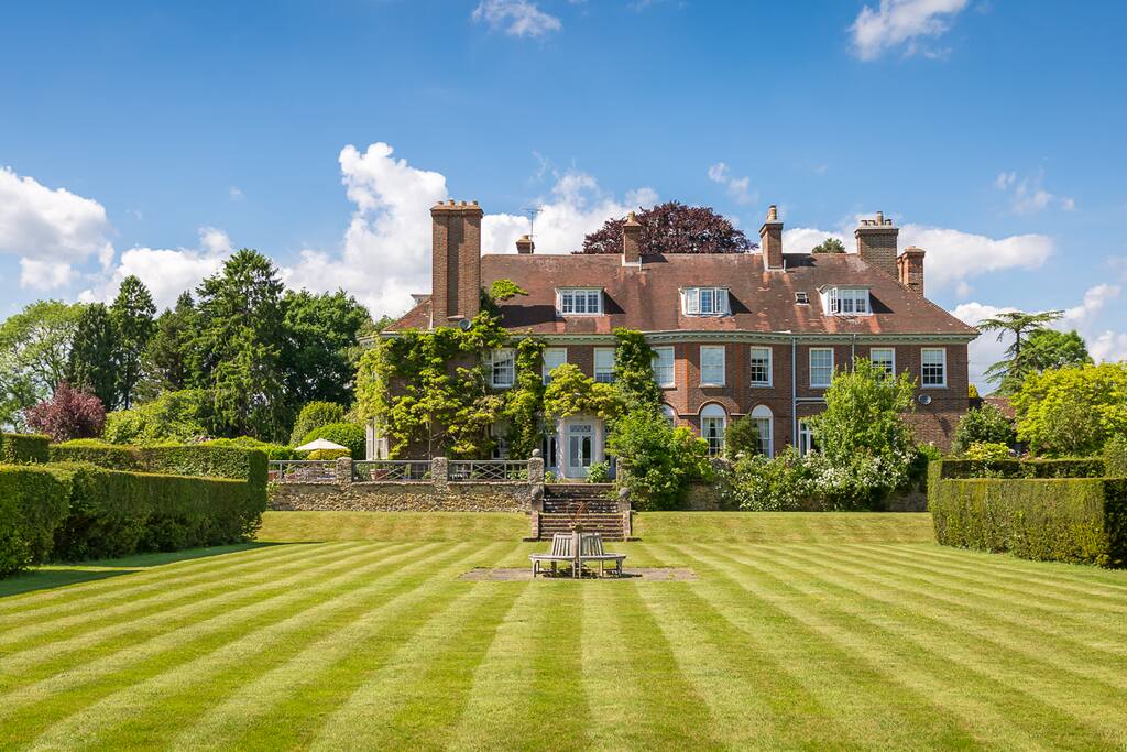 Stunning Views & Decor in Surrey Hills Penthouse Apartments for Rent in Ewhurst, United Kingdom