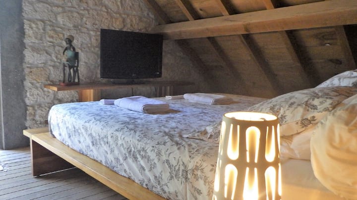 1. spavaća soba s TV-om... umivaonik
Kada.. zasebna WC školjka. 