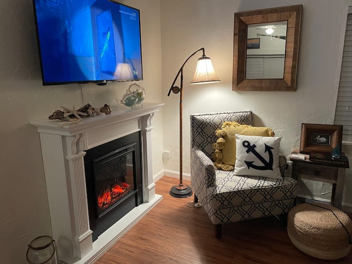 Cheerful 2-bedroom lake cottage close to shore