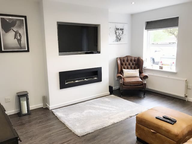 MODERM REFURBISHED HOUSE, WIFI, VIRGIN TV, NETFIX.