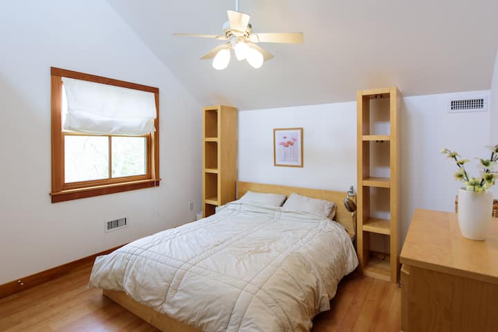 2楼卧室，带标准双人床角1