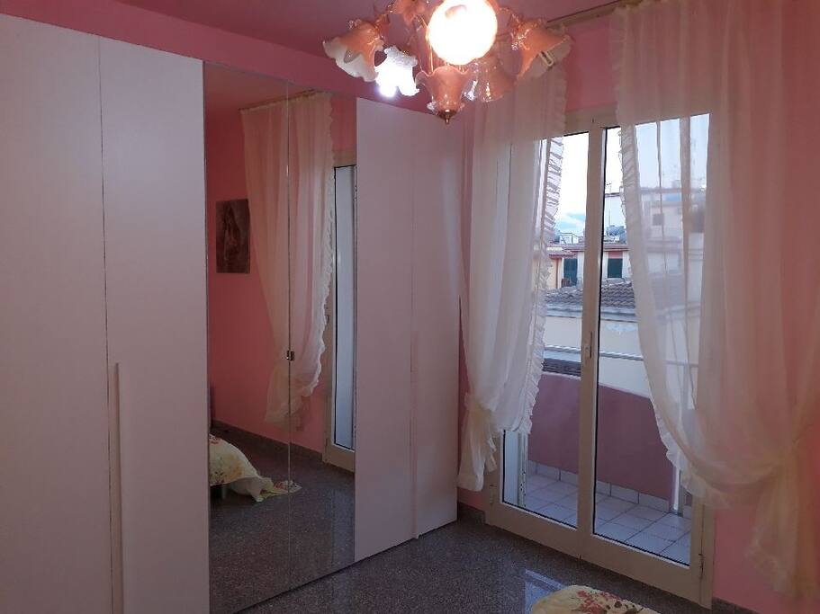 Camera da letto con balcone