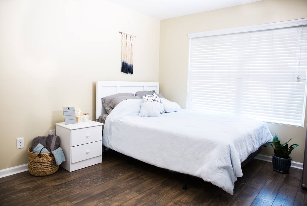 Queen size bed & extra towels