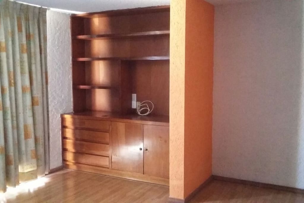 Mueble amplio de cedro