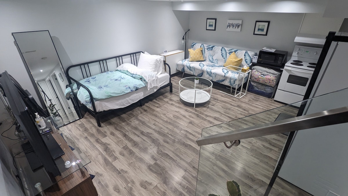 Простор бр. 1 - приватен стан во подрум
- 1 спална соба со брачен кревет ( широк 180-220 см)
- 1 брачен кревет (широк 150-179 см) (се протега до брачен кревет (широк 180-179 см), видете други фотографии) во дневната соба
- Кожен кауч во дневна соба
- Конвертибилна трпезариска маса - масичка
за кафе
- Целосна кујна
- бања со тоалет
- телевизор