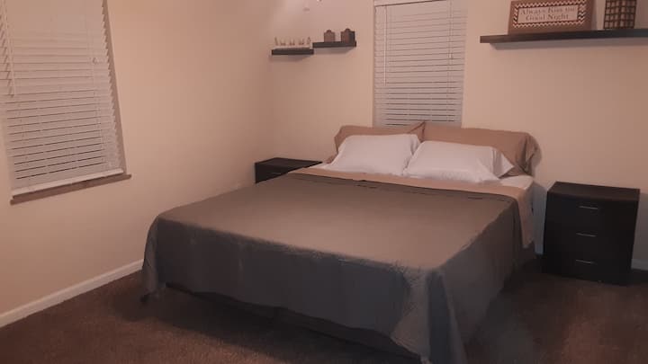 Chumba kimoja cha kulala cha California King kilicho na meza za kulala