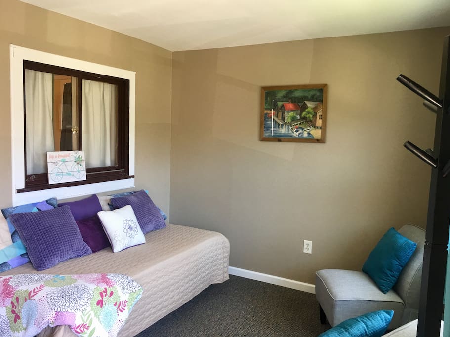Entry room with daybed.