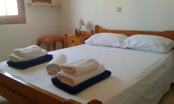 Prva spavaća soba. Očistite posteljinu i dovoljno čistih ručnika za kadu i plažu za sve goste!