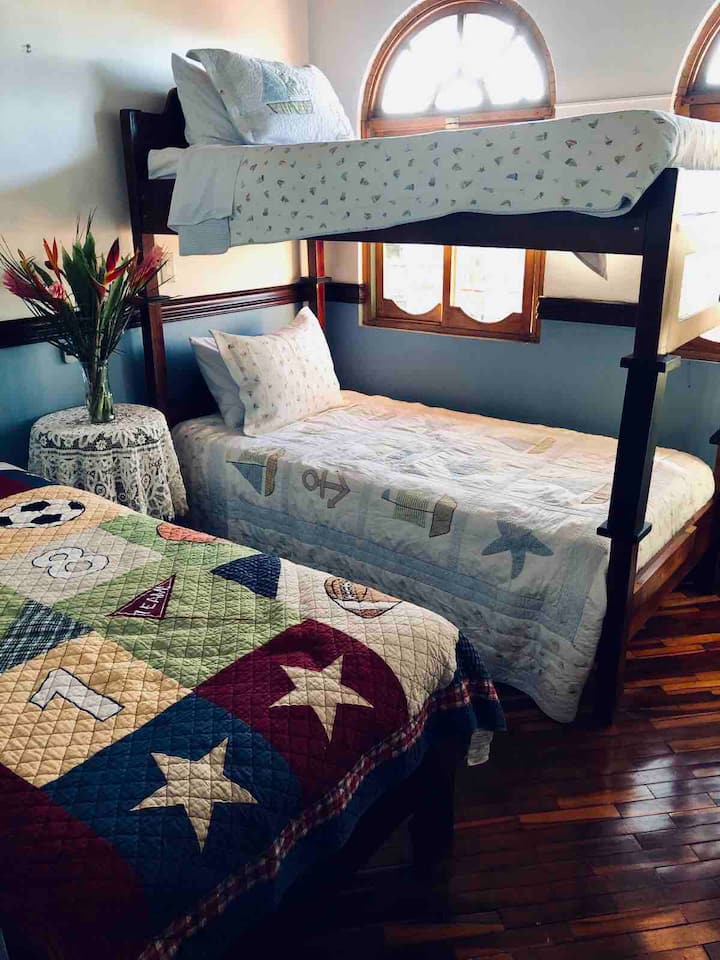 Dormitorio #1 con baño completo privado.